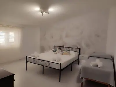 Letto o letti in una camera di Family & Friends - Room 2 - Second Floor - shared bathroom