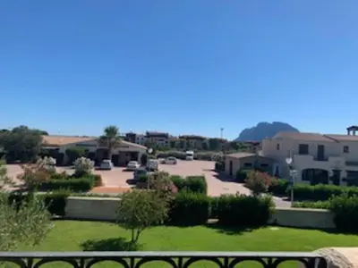 Vista generica sulle montagne o vista sulle montagne dall'interno dell'appartamento