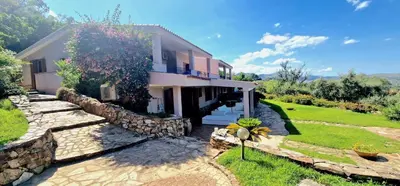 Giardino di Villa Petra e Survas in La Caletta Countryside