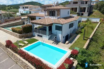 Piscina di Villa con piscina by budoniaffiti o nelle vicinanze