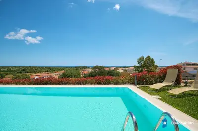 Piscina di Villa con piscina by budoniaffiti o nelle vicinanze