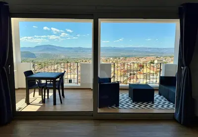 Vista generica sulle montagne o vista sulle montagne dall'interno dell'appartamento