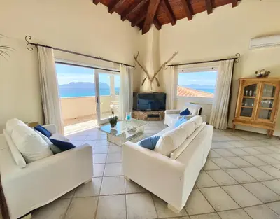 TV o dispositivi per l'intrattenimento presso Luxury apartment Ginestra sea view with common swimming pool just 50 mt from the beach