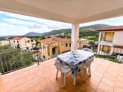 Vista generica sulle montagne o vista sulle montagne dall'interno dell'appartamento