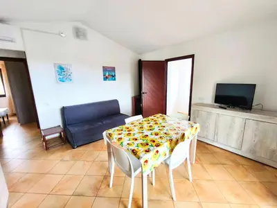 TV o dispositivi per l'intrattenimento presso Apartment near Budoni with a sea-view terrace