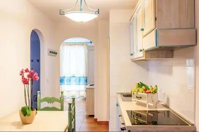 Cucina o angolo cottura di Charming Baia Marina 1 BR premier Apt Terrace