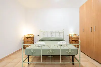 Letto o letti in una camera di Relaxing apartment close to Santa Lucia beach