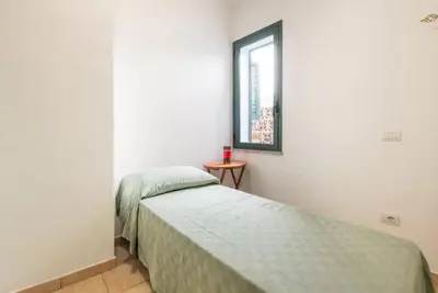 Letto o letti in una camera di Relaxing apartment close to Santa Lucia beach