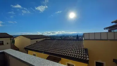 Vista generica sulle montagne o vista sulle montagne dall'interno dell'appartamento