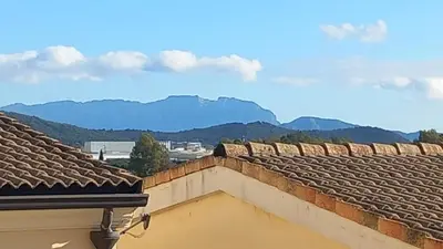 Vista generica sulle montagne o vista sulle montagne dall'interno dell'appartamento