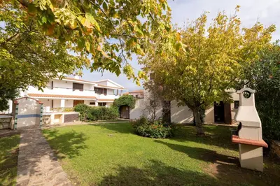 Giardino di Bright apartment 300mt from the beach