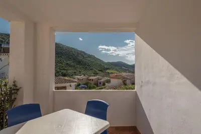 Vista generica sulle montagne o vista sulle montagne dall'interno dell'appartamento