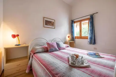 Letto o letti in una camera di Relaxing apartment with outdoor dining