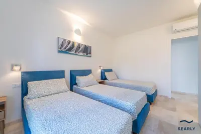 Letto o letti in una camera di Villa Millelune - by Searly