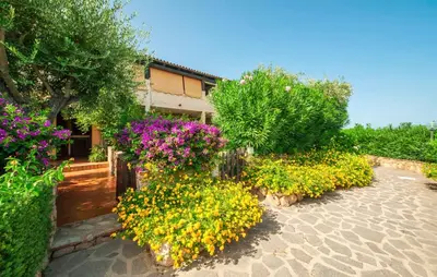 Giardino di Apartment 4 beds in Marinella just 100 mt from the beach