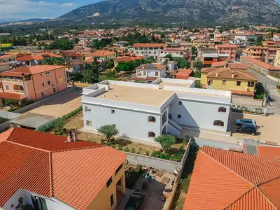 Vista generica sulle montagne o vista sulle montagne dall'interno dell'appartamento