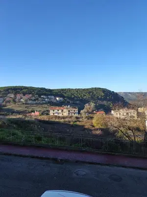 Vista generica sulle montagne o vista sulle montagne dall'interno dell'appartamento