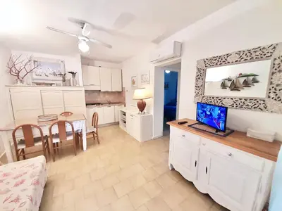 Cucina o angolo cottura di Apartment 5 beds with fenced garden in Marinella just 300 mt from the beach