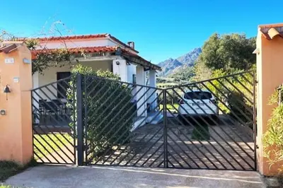 Vista generica sulle montagne o vista sulle montagne dall'interno della villa