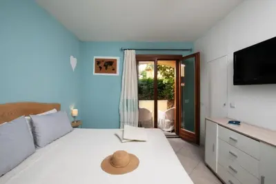 Letto o letti in una camera di Casa Olbia con giardino