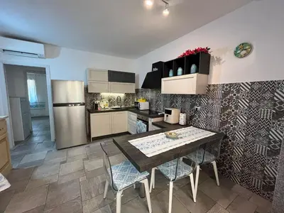 Cucina o angolo cottura di Splendido Appartamento San Teodoro Budditogliu con Jacuzzi