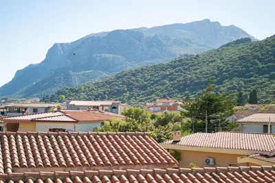Vista generica sulle montagne o vista sulle montagne dall'interno dell'appartamento