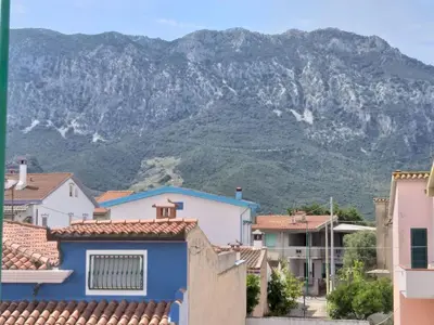 Vista generica sulle montagne o vista sulle montagne dall'interno dell'appartamento