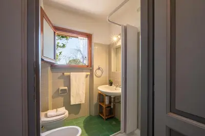 Bagno di Villa La Torretta - Waterfront & Direct Beach Access