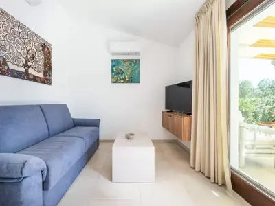 TV o dispositivi per l'intrattenimento presso Elegant villa with private pool in San Teodoro