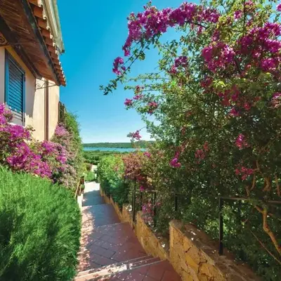 Apartment 5 beds with fenced garden in Marinella just 300 mt from the sea
