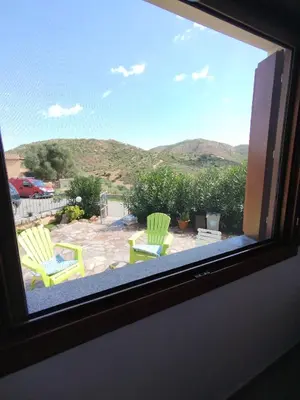 Vista generica sulle montagne o vista sulle montagne dall'interno dell'appartamento
