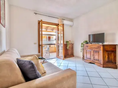 TV o dispositivi per l'intrattenimento presso Apartment 6 beds in Marinella with SEA VIEW