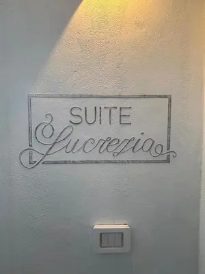 Certificato, attestato, insegna o altro documento esposto da Suite Lucrezia