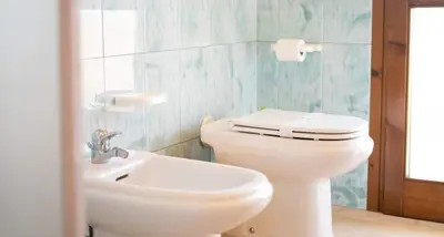Bagno di Appartamento Posada con piscina e parcheggio privato vicino al mare