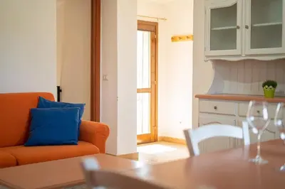 Area soggiorno di Appartamento Posada con piscina e parcheggio privato vicino al mare