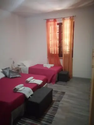 Letto o letti in una camera di Camera tripla con bagno privato e aria condizionata