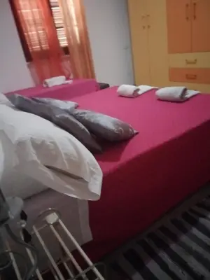 Letto o letti in una camera di Camera tripla con bagno privato e aria condizionata