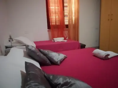 Letto o letti in una camera di Camera tripla con bagno privato e aria condizionata