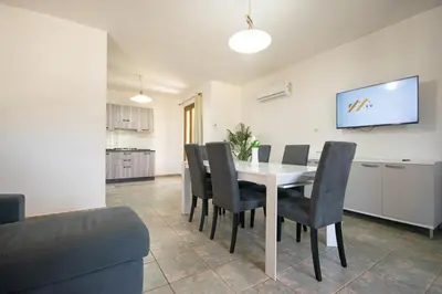 Cucina o angolo cottura di Appartamento Posada 6 posti letto con piscina e parcheggio vicino al mare