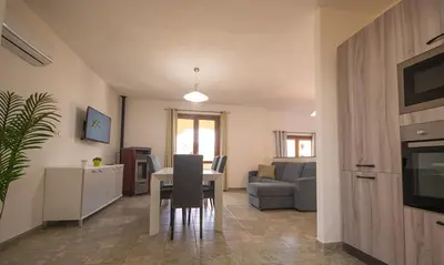 TV o dispositivi per l'intrattenimento presso Appartamento Posada 6 posti letto con piscina e parcheggio vicino al mare