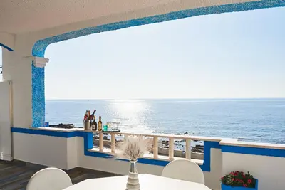 Vista generica sul mare o vista sul mare dall'interno del bed & breakfast