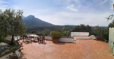 Vista generica sulle montagne o vista sulle montagne dall'interno of country house