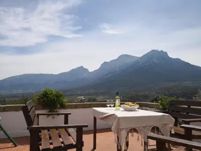 Vista generica sulle montagne o vista sulle montagne dall'interno of country house