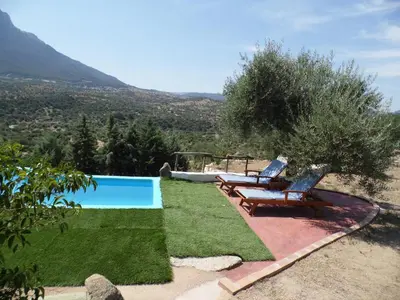 Vista generica sulle montagne o vista sulle montagne dall'interno of country house