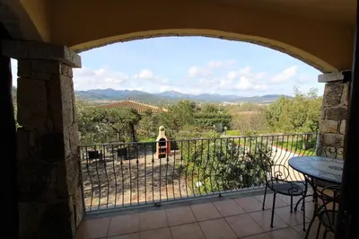 Vista generica sulle montagne o vista sulle montagne dall'interno della casa vacanze