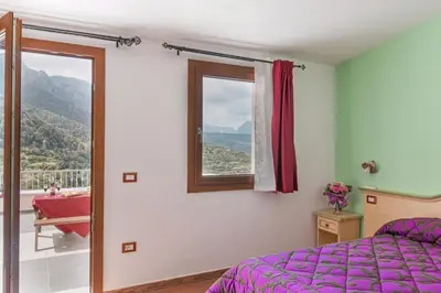 Vista generica sulle montagne o vista sulle montagne dall'interno dell'agriturismo