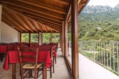 Vista generica sulle montagne o vista sulle montagne dall'interno dell'agriturismo