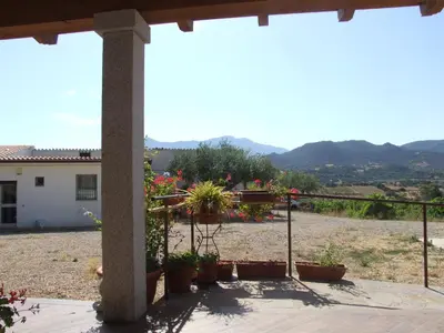 Vista generica sulle montagne o vista sulle montagne dall'interno dell'agriturismo