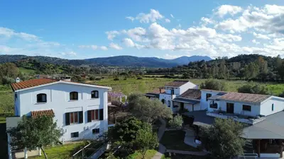 Vista generica sulle montagne o vista sulle montagne dall'interno della casa vacanze