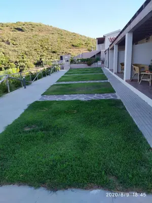 Vista generica sulle montagne o vista sulle montagne dall'interno dell'agriturismo